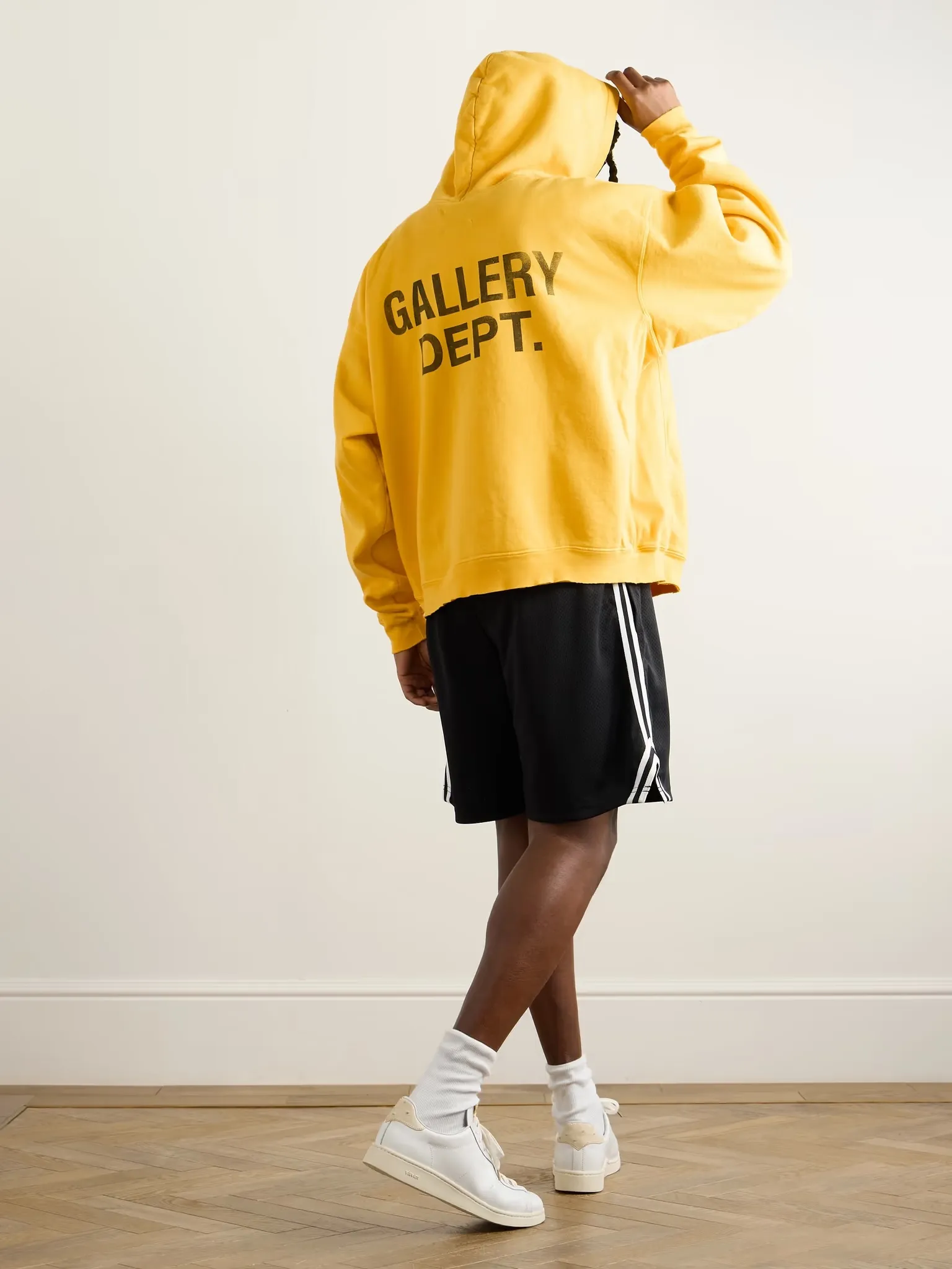 GALLERY DEPT. 90'S GD LOGO HOODIE 90's retro destruction yellow English hoodie Yellow S-XL Needs custom weaving and dyeing 500g high weight sweatshirt fabric Light fleece treatment on the inside Overall quite wide and comfortable Loose version Trendy and fashionable Same as the original version Water slurry non-touch printing process Original consistent hang tag with G LOGO hanging beads